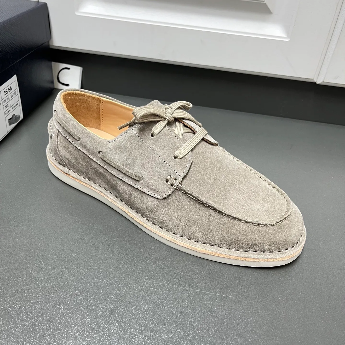 💰840 Prada men's new lace-up leather loafers. Made of flocked two-layer cow leather, these shoes combine classic design with handmade details, blending sophistication with casual comfort. Designed in a lace-up style, with open-stitched seams on the skirt, 1.5cm white rubber soles with leather welts, dyed calfskin lining, and silver-labeled cowhide feet, the style is simple and elegant. C leather shoe size: 39/40/41/42/43/44 gray, original box packaging + dust bag